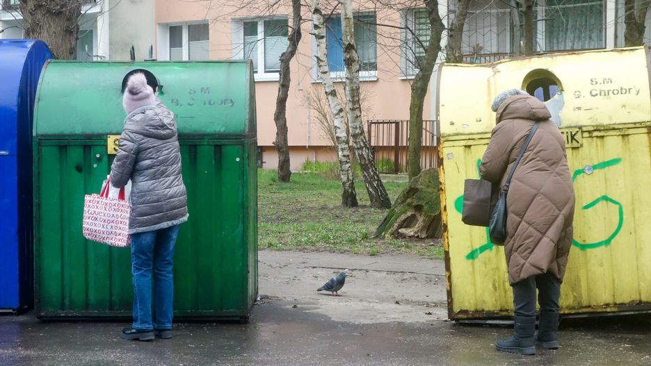 Niektórzy emeryci mogą być zwolnieni z opłat za śmieci