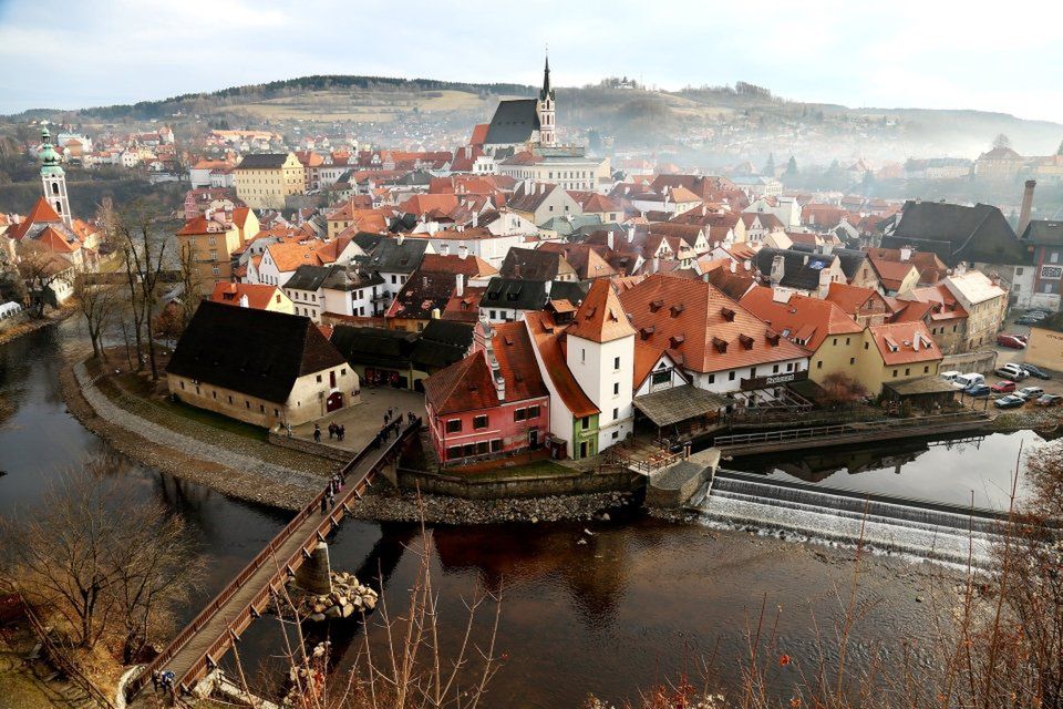 Ceský Krumlov to miasteczko w Czechach, które we mgle wygląda wyjątkowo "klimatycznie", zdjęcie wyróżnione w konkursie.