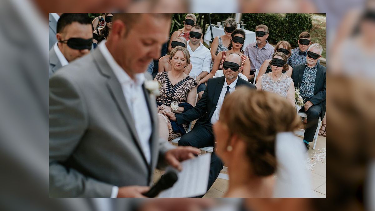 Goście zasłonili oczy na ślubie