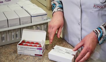 AstraZeneca niechciana przez Polaków. Pierwszy punkt szczepień poinformował, że w lodówkach zostało mu kilka tysięcy dawek fot. Tomasz Stańczak / Agencja Gazeta 