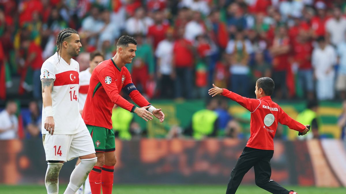 Zdjęcie okładkowe artykułu: Getty Images / Lars Baron / Cristiano Ronaldo z kibicem, który wbiegł na murawę podczas meczu Turcja - Portugalia