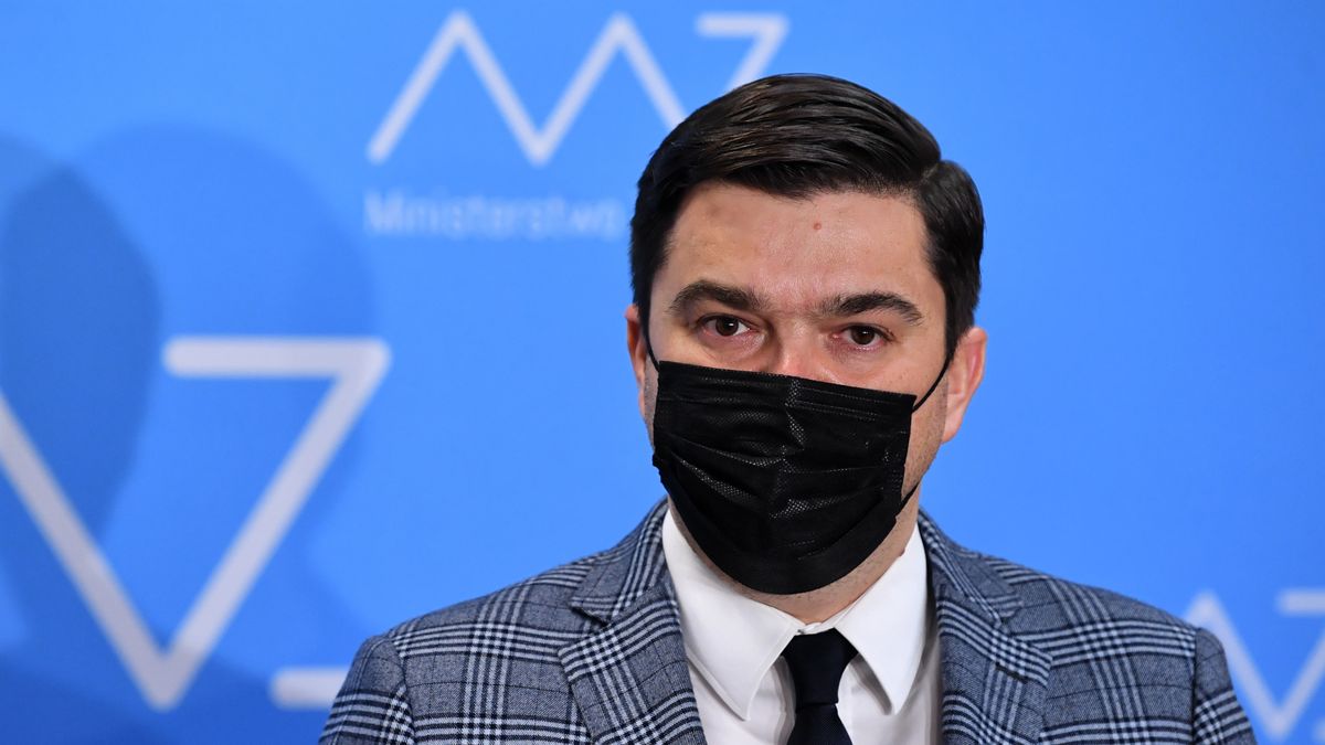 Na zdjęciu rzecznik MZ Wojciech Andrusiewicz w czarnej maseczce na konferencji prasowej