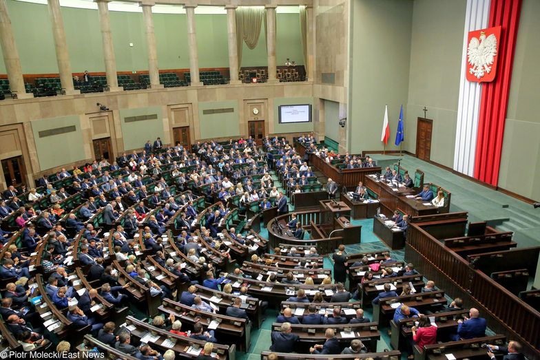 Protest policjantów, podatki, szczepienia. Pracowity dzień w Sejmie