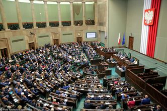 Protest policjantów, podatki, szczepienia. Pracowity dzień w Sejmie