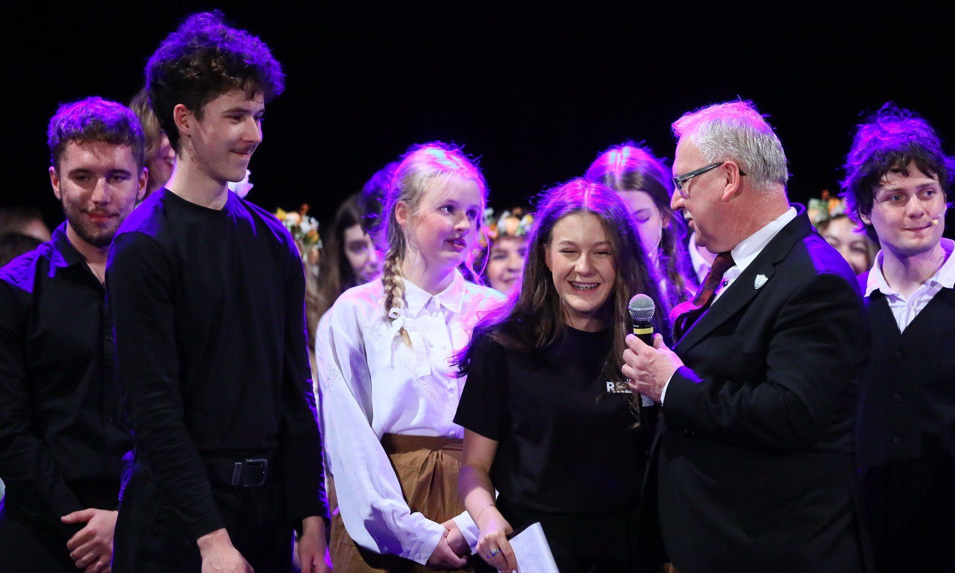 Wyjątkowy spektakl &#34;Tam, gdzie miłość spotkała historię&#34; na scenie MOK w Piotrkowie. Na scenie występują uczniowie i nauczyciele I LO.