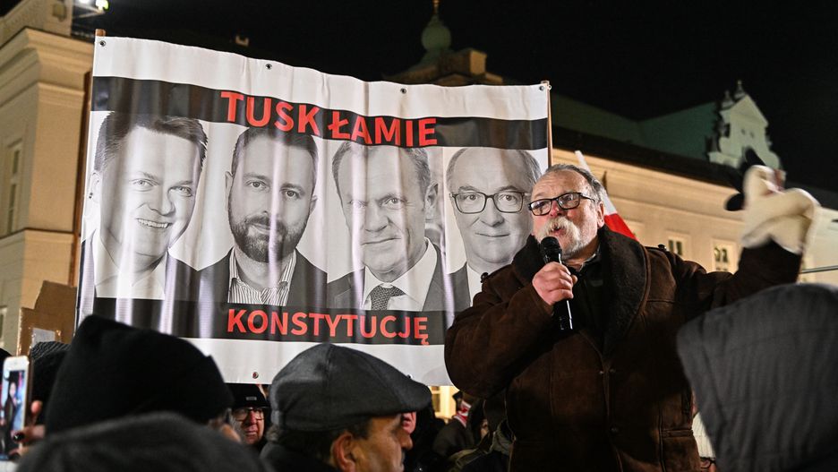 Warszawa, 09.01.2024. Działacz opozycji demokratycznej w PRL Adam Borowski przemawia podczas protestu przed Pałacem Prezydenckim w Warszawie, 9 bm. Wg informacji mediów policja weszła do Pałacu Prezydenckiego i zatrzymała Mariusza Kamińskiego oraz Macieja Wąsika. (jm) PAP/Adam Borowski