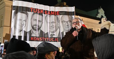 Protest przed Pałacem. "Przeciwko dyktaturze", skandują imię prezydenta