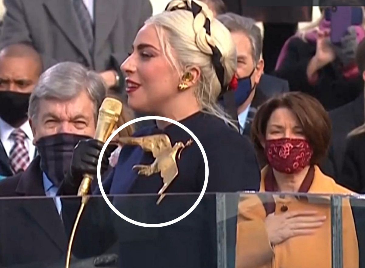 Lady Gaga wystąpiła z gołębiem na piersi