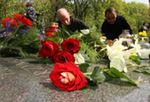 W piątek artyści Piwnicy pod Baranami spotkali się przy grobie Piotra Skrzyneckiego