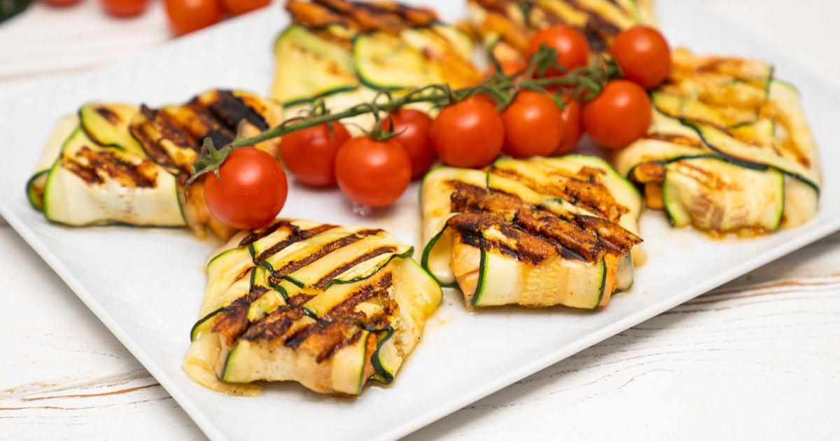 Zrób z cukinii koperty i włóż do środka te produkty. To będzie grillowy hit