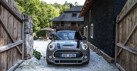 Kiedy retro spotyka się z nowoczesnością. Zaglądamy do wnętrza Mini Hatch 5d