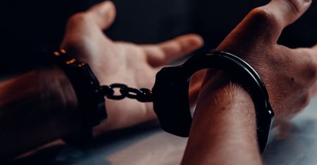 Kierował na zakazie i po alkoholu. Auto przepadło, a on trafi za kratki
