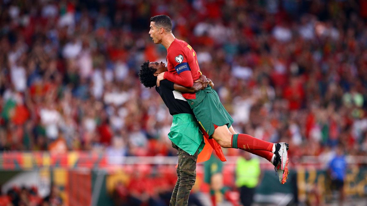 Zdjęcie okładkowe artykułu: Getty Images / DeFodi Images / Zdjęcie: Cristiano Ronaldo z kibicem 