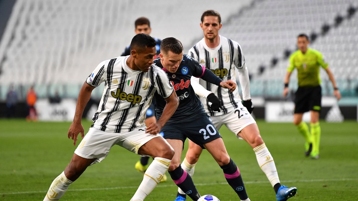 Getty Images / Valerio Pennicino / Na zdjęciu: Piotr Zieliński w walce o piłkę z Alexem Sandro