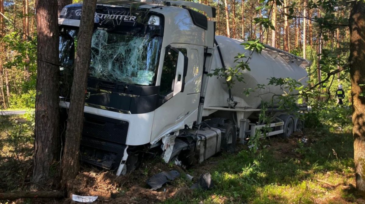 Ciężarówka zderzyła się z osobówką. Trasa krajowa 74 jest zablokowana