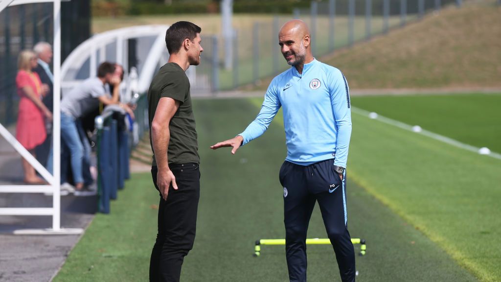 Getty Images / Matt McNulty - Manchester City / Na zdjęciu: Xabi Alonso (z lewej) i Pep Guardiola