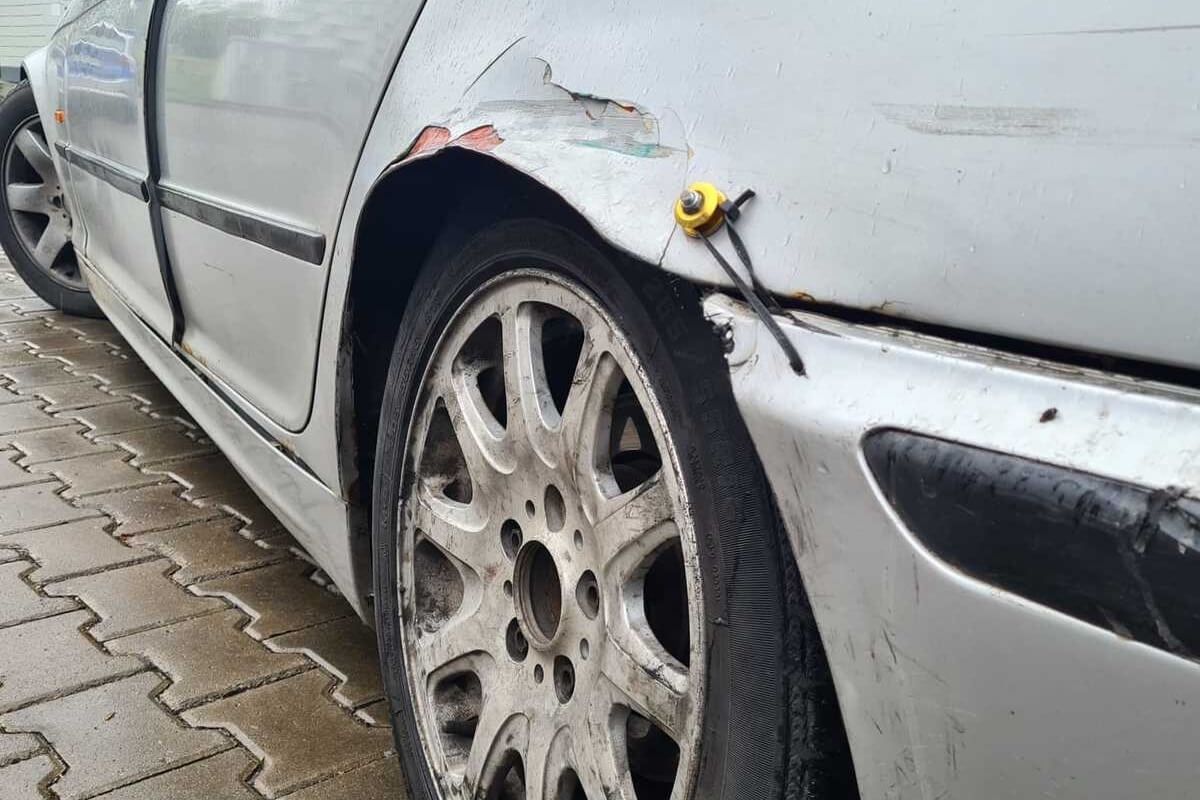 Opaski zaciskowe trzymające zderzak w BMW