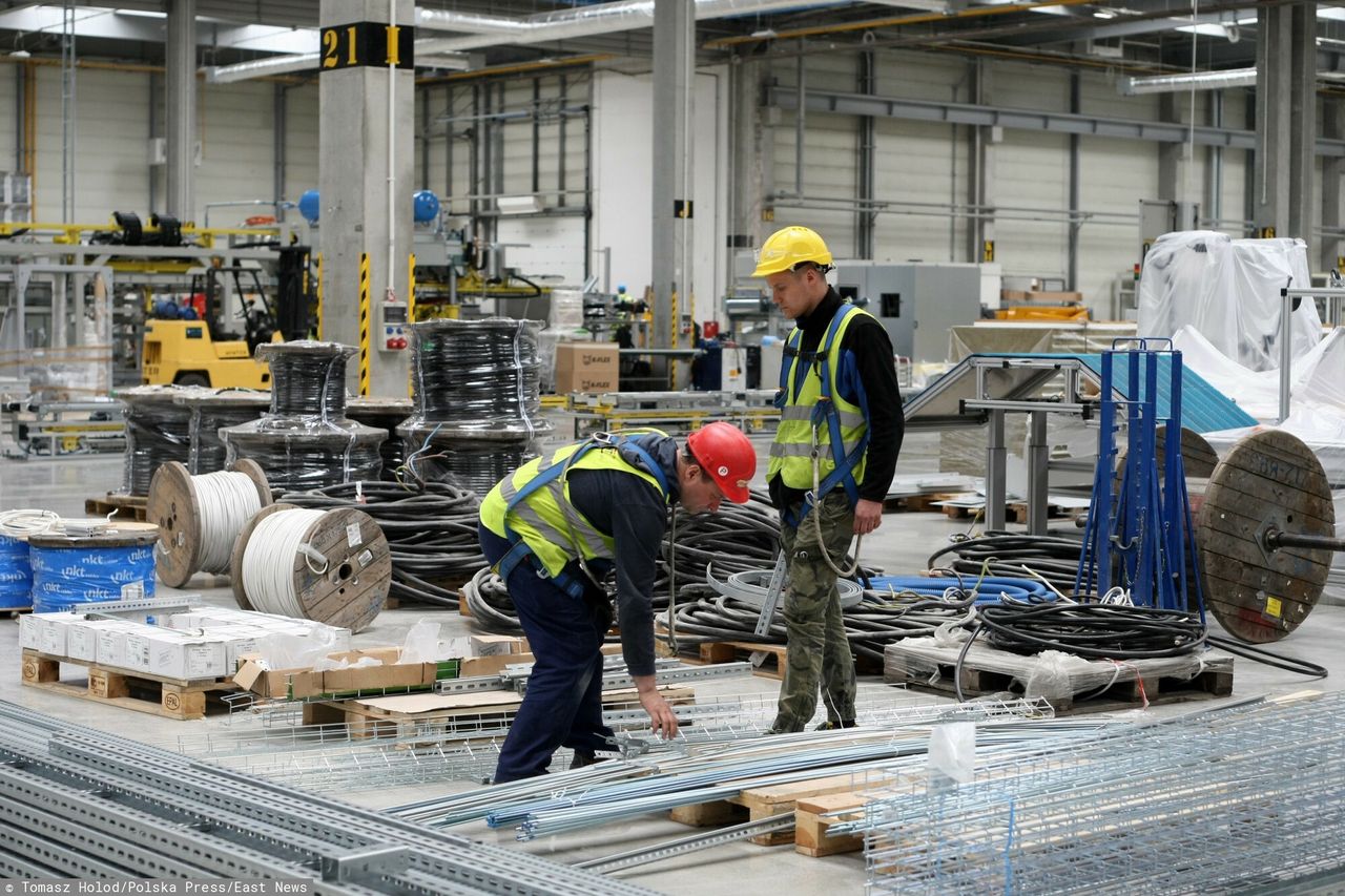 Bosch cuts hours and pay for 10,000 amid China competition
