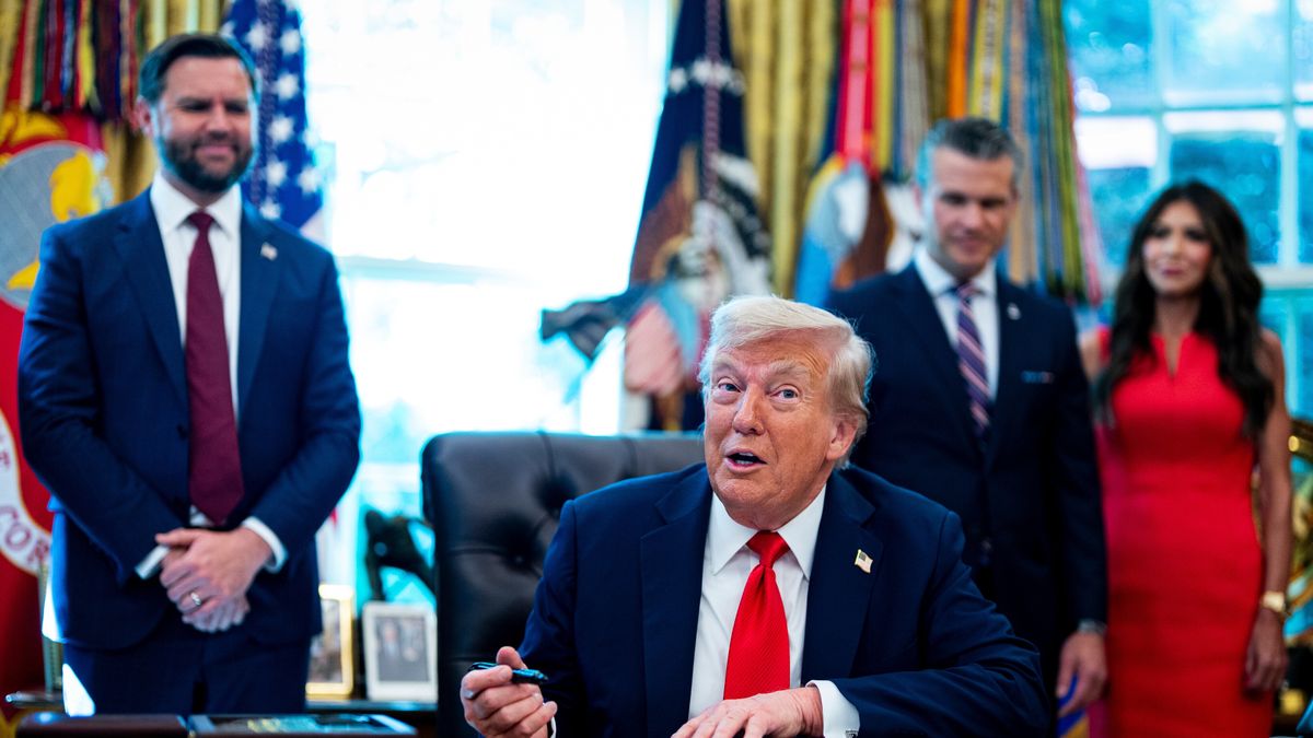 (L - R) US Vice President JD Vance, US President Donald Trump, Pete Hegseth, US secretary of defense, and Kristi Noem, secretary of the US Department of Homeland Security (DHS), during an executive order signing in the Oval Office of the White House in Washington, DC, USA, 25 August 2025. Trump is signing two executive orders Monday aiming to end cashless bail in Washington and nationwide, marking the latest move in the administration's agenda to crack down on crime. EPA/Al Drago / POOL Dostawca: PAP/EPA.