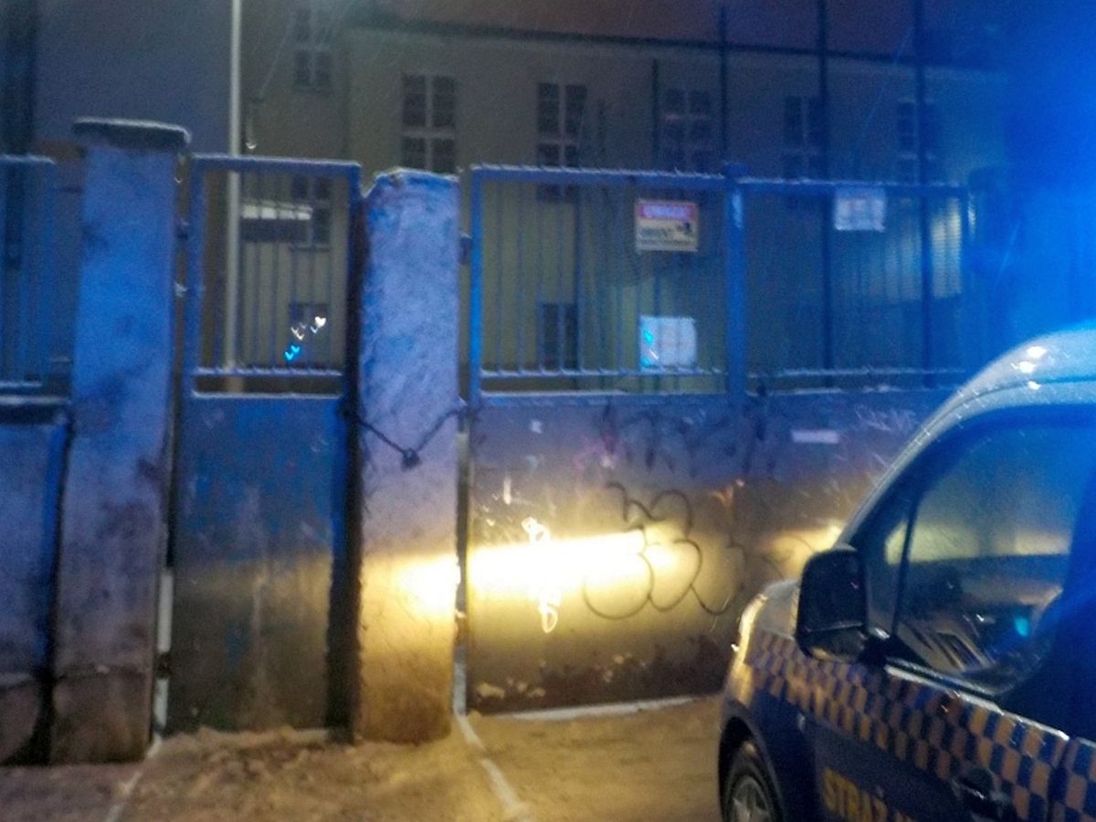 Warszawa. Dziecko zostało zamknięte na terenie placówki przy szkole