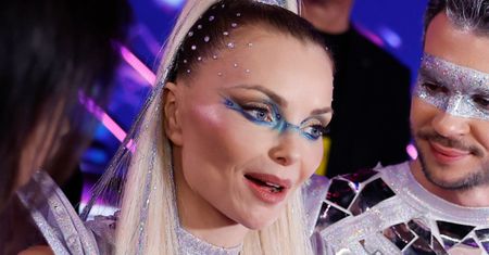 Izabella Miko, córka znanego aktora, wspomina początki w USA. Twierdzi, że sprzątała łazienki, a po jedzenie chodziła na... spotkania AA