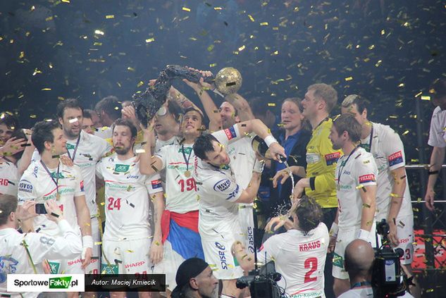 Marcin Lijewski nalewał na podium szampana swoim kolegom z drużyny. Jak przyznał, w takich chwilach euforia rozpiera człowieka.