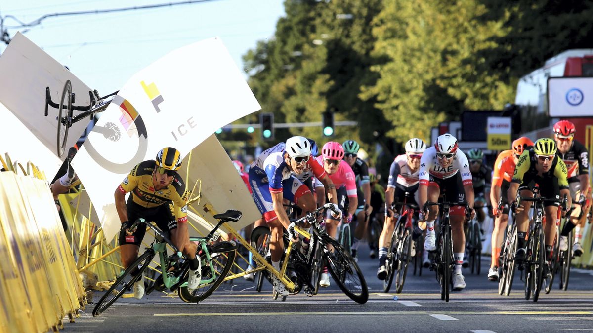 PAP / Andrzej Grygiel / Kraksa na mecie 1. etapu wyścigu kolarskiego 77. Tour de Pologne