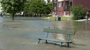 Człowiek siedział na kominie. Czekał aż woda go zabierze