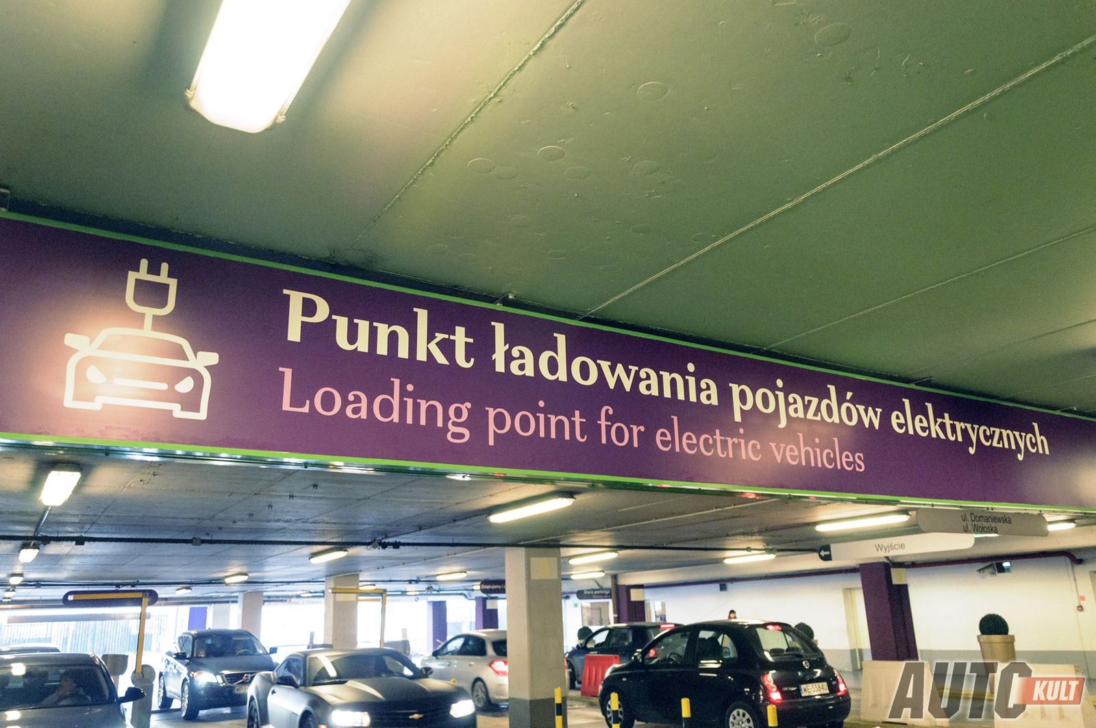 Loading? Punkt załadunku samochodów elektrycznych w Galerii Mokotów.
