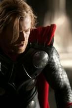 Chris Hemsworth tropi Śnieżkę