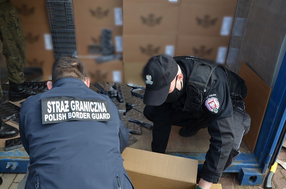 Rekordowy przemyt papierosów. W trzech kontenerach znaleziono kontrabandę o wartości 37 milionów