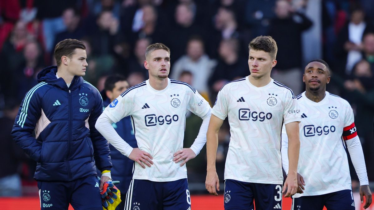 piłkarze Ajaxu po przegranym meczu z PSV Eindhoven