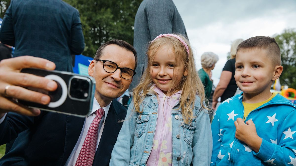 Premier Mateusz Morawiecki podczas pikniku reklamującego program "800 plus"