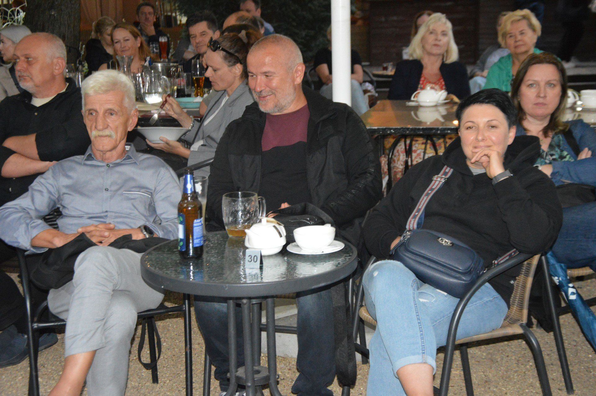 Miłośnicy muzyki morza podczas koncertu &#34;Szanty w Pałacyku&#34; świetnie się bawili dzięki artystom z zespołów Old Marinners i EKT Gdynia.