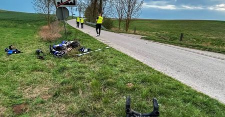 Wjechał w znak drogowy motorem. Miał sądowy zakaz i był nietrzeźwy
