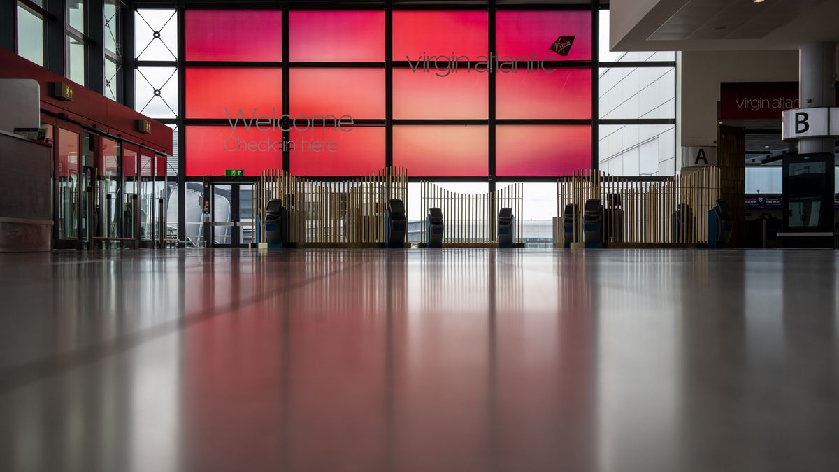Koronawirus w Wielkiej Brytanii. Przez panemię lotnisko Gatwick było opustoszałe w czerwcu. (Photo by Chris J Ratcliffe/Getty Images)