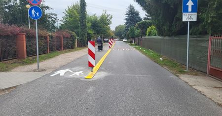 Absurd w stolicy? Urzędnicy podzielili słupkami jezdnię. "Mamy bajzel"