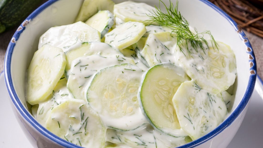 Mizeria z cukinii z koperkiem i śmietaną