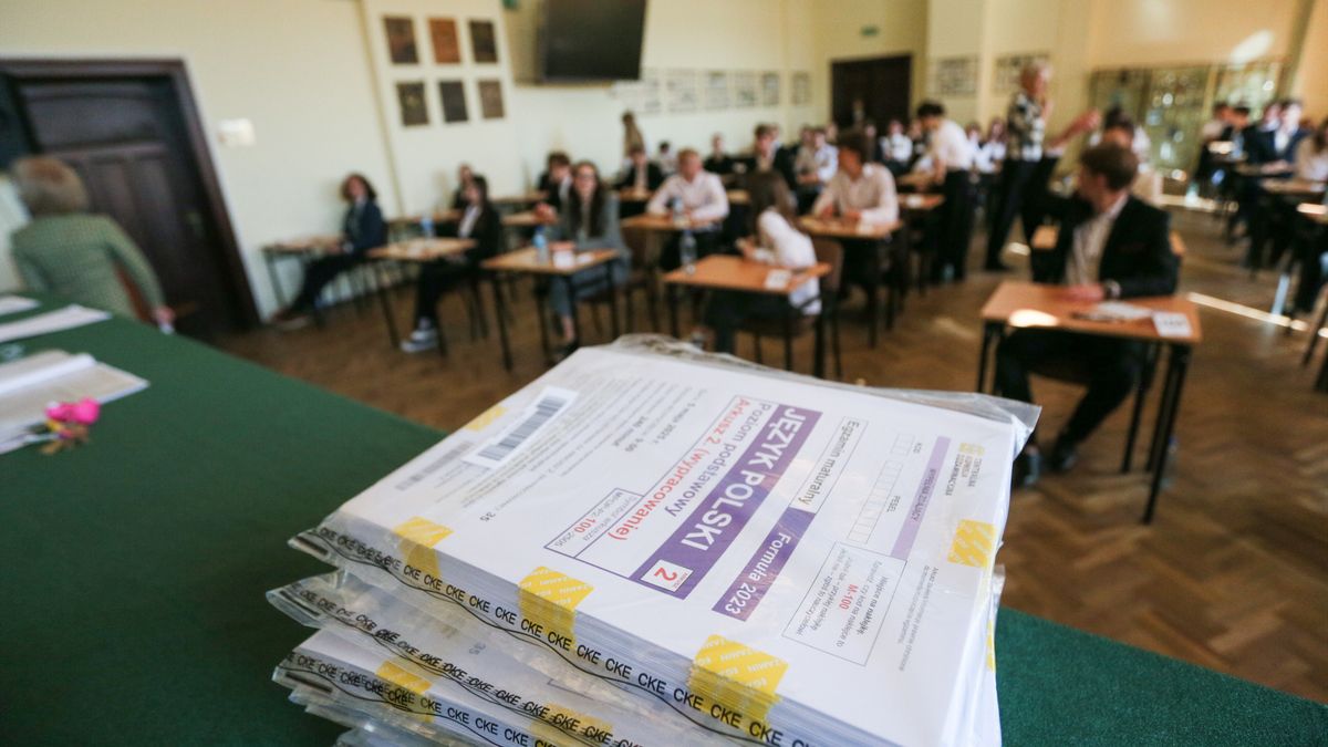 Gorzów Wielkopolski, 05.05.2025. Egzamin maturalny z języka polskiego w II LO im. Marii Skłodowskiej-Curie w Gorzowie Wielkopolskim, 5 bm. Tegoroczni absolwenci liceów ogólnokształcących, techników i szkół branżowych II stopnia przystąpili o godzinie 9.00 do obowiązkowego pisemnego egzaminu z języka polskiego na poziomie podstawowym. (aldg) PAP/Lech Muszyński