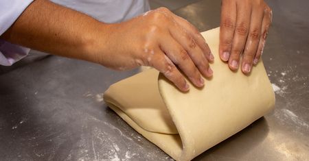 Ciasto francuskie lepsze niż ze sklepu. Kluczowa jest tylko jedna zasada