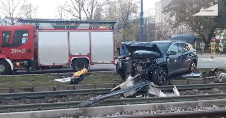 Wpadł na torowisko, powalił słup. Tramwaje nie jeździły na długim odcinku