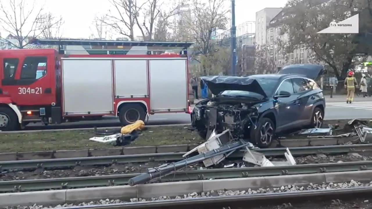 Wpadł na torowisko, powalił słup. Tramwaje nie jeździły na długim odcinku