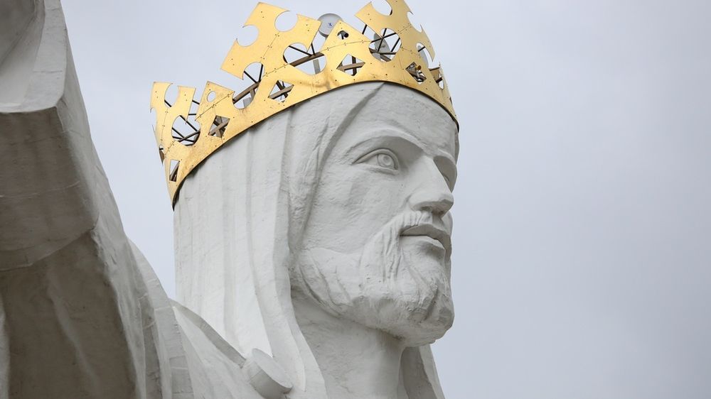 Żelbetowa rzeźba w Świebodzinie powstała w 2010 r. Jej całkowita wysokość wynosi 36 metrów