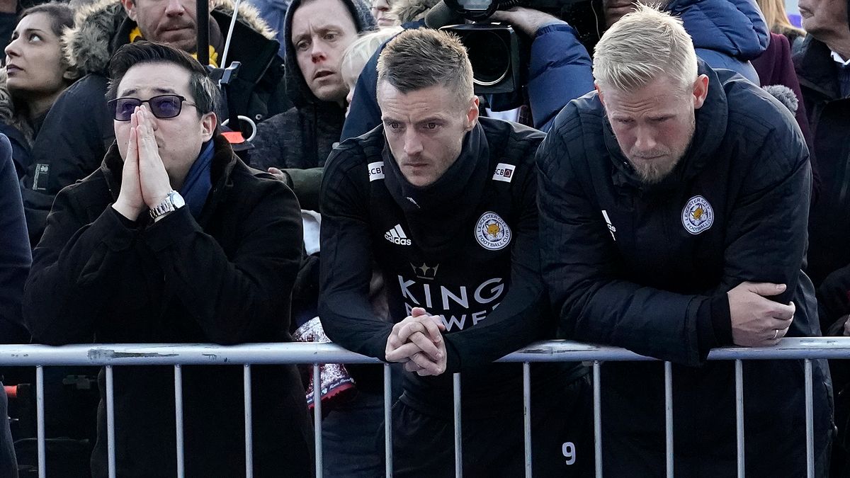 Getty Images / Christopher Furlong  / Od lewej: syn zmarłego Srivaddhanaprabhy - Ayiawatt oraz piłkarze Leicester - Jamie Vardy i Kasper Schmeichel
