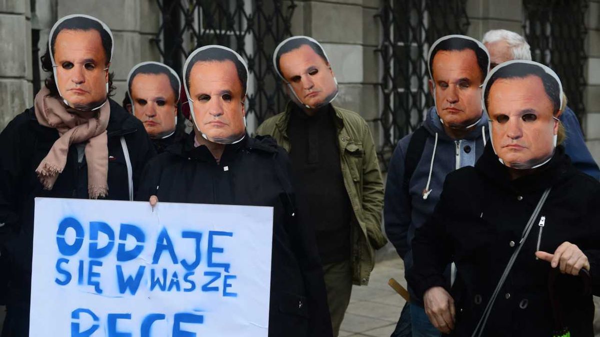 Warszawa, 29.05.2019. Pikieta, 29 bm. przed wejściem do Prokuratury Regionalnej w Warszawie, poszkodowanych posiadaczy polisolokat, którzy stracili oszczędności na skutek wprowadzenia ich w błąd, zaoferowania ryzykownych papierów inwestycyjnych pod pozorem oszczędzania. (mr) PAP/Jakub Kamiński 