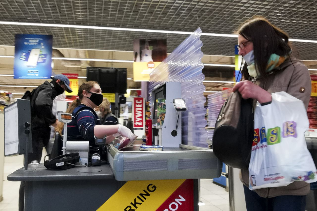 Pandemia zabiera pracę Polkom. "Nie mogę sobie pozwolić na siedzenie w domu"