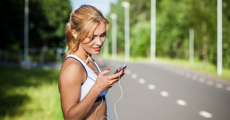 Zadbaj o wakacyjną sylwetkę ze smartfonem. Oto przegląd najlepszych aplikacji fitness