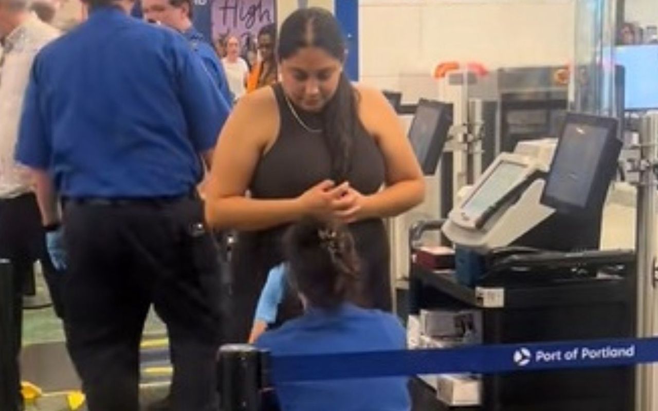 Sceny na lotnisku. Bramka zapiszczała. Tak kontrolowali pasażerkę