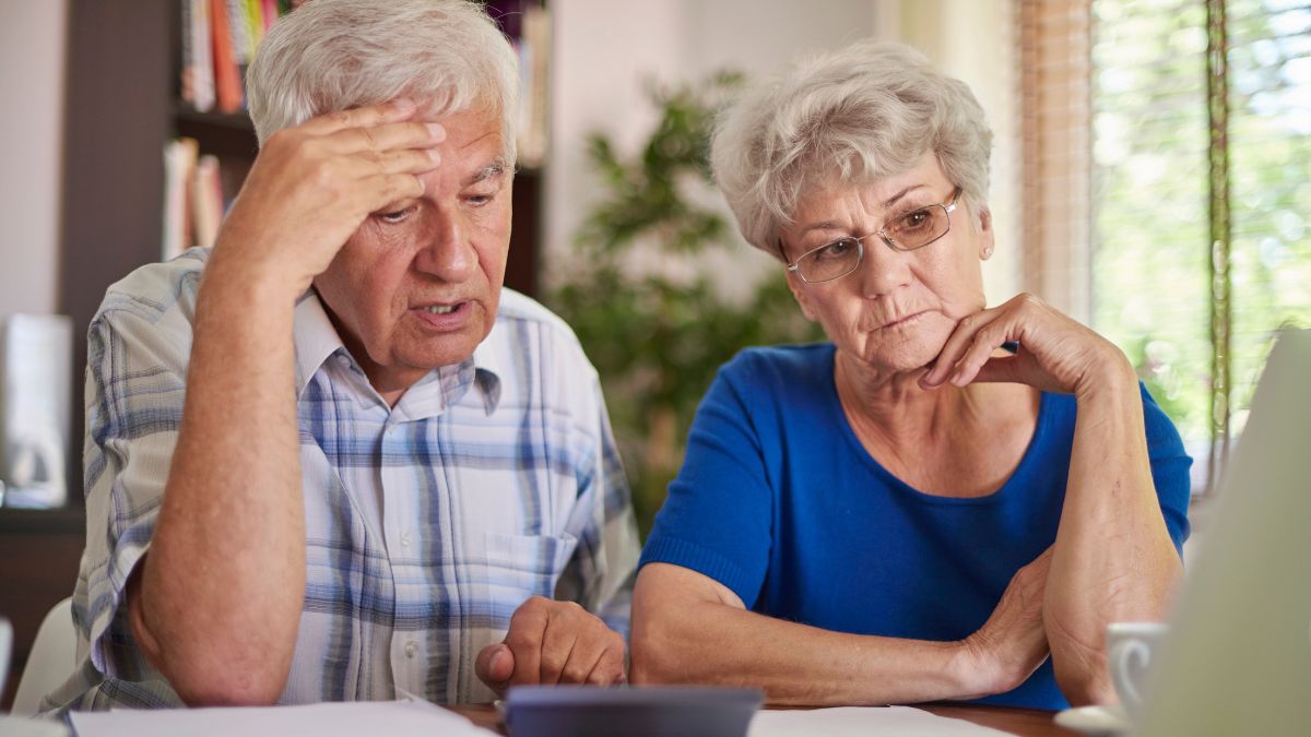 Staruszkowie ze zmartwionymi minami