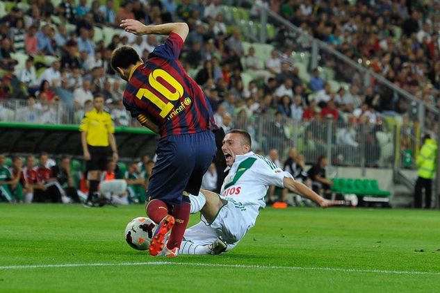 Bartłomiej Smuczyński i Leo Messi w czasie meczu towarzyskiego Lechia - Barcelona